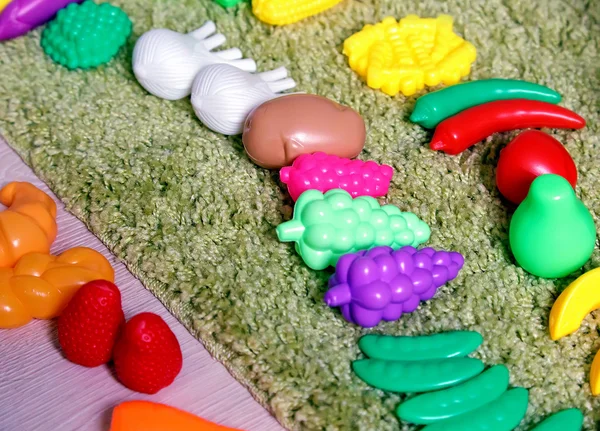 Пластиковые детские игрушки в виде овощей и фруктов . — стоковое фото