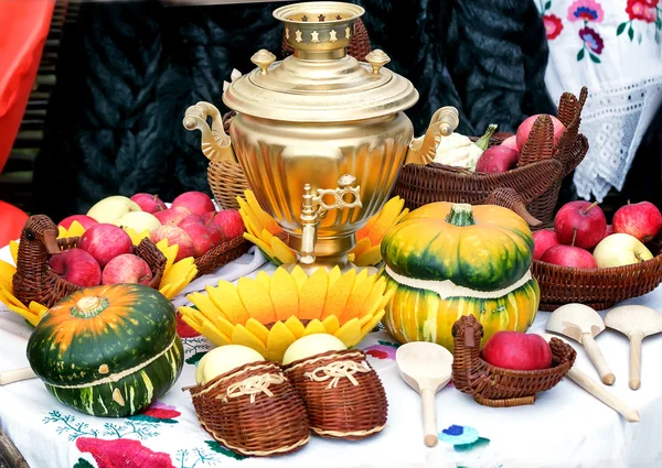 On the table for tea is a beautiful samovar . — Stock Photo, Image