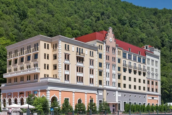 山の中の快適なホテル. — ストック写真