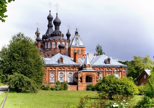 Una Iglesia Ortodoxa en una pintoresca colina . — Foto de Stock
