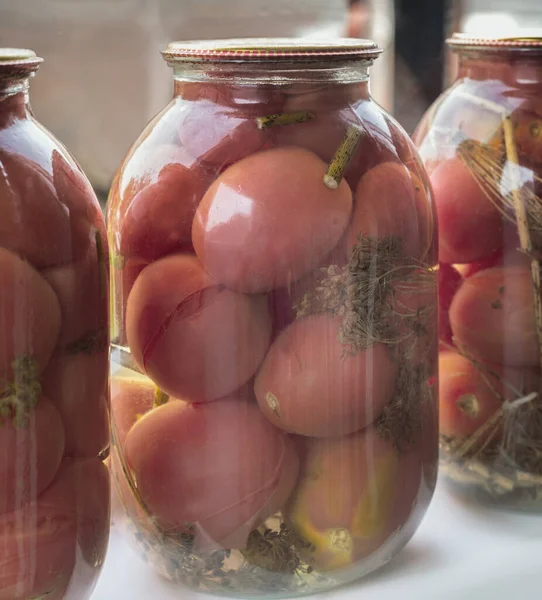 Conservação Casa Grandes Frascos Vidro Com Tomates Conserva Maduros Vermelhos — Fotografia de Stock