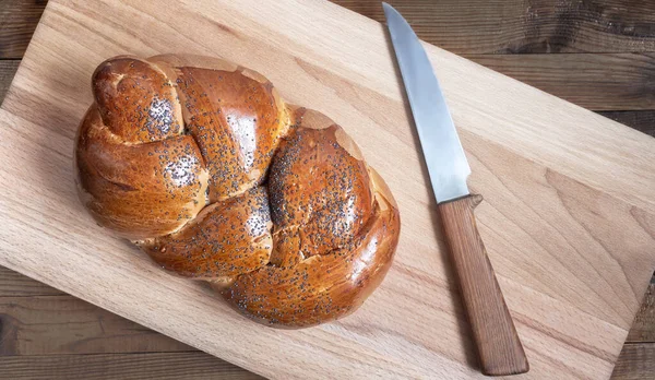 Хліб Білого Хліба Хрусткою Скоринкою Посипаний Маком Ножем Кухонній Дошці — стокове фото