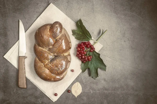 Guardanapo Linho Pão Branco Forma Pigtail Com Sementes Papoula Crosta — Fotografia de Stock