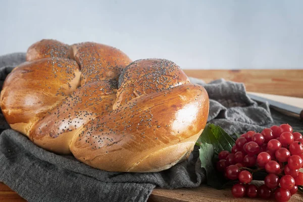 Pão Branco Com Uma Crosta Crocante Polvilhado Com Sementes Papoula — Fotografia de Stock