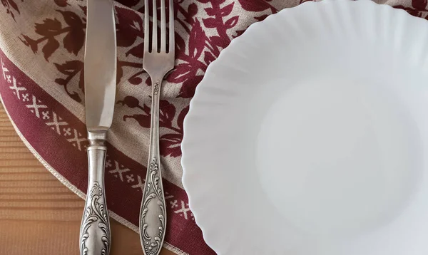 A white empty plate on a linen napkin — Stock Photo, Image