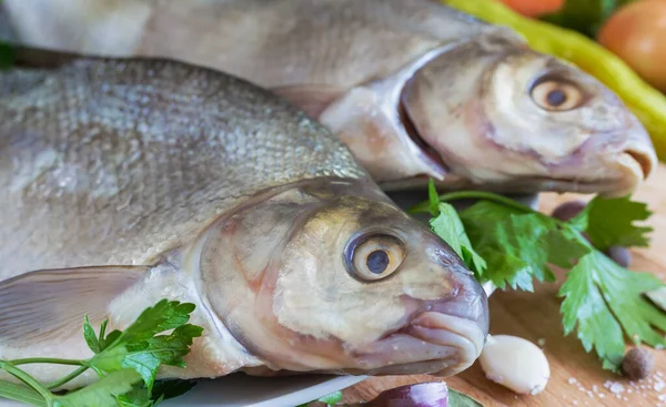 Große Flussbrassen zum Braten gekocht — Stockfoto