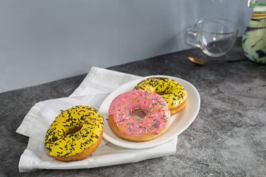 Krema ve çikolatayla kaplı lezzetli bir pasta.