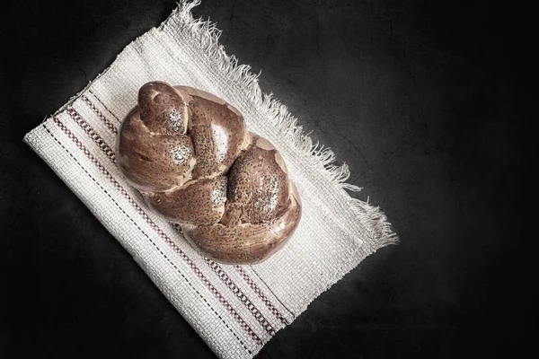 亚麻布餐巾上的一块白面包 — 图库照片