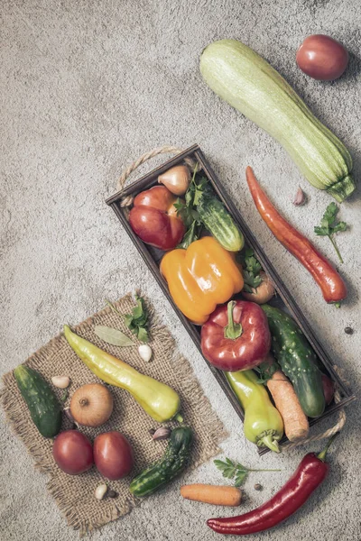 Träbehållare Och Servett Mängd Olika Mogna Grönsaker Tomater Paprika Gurkor — Stockfoto