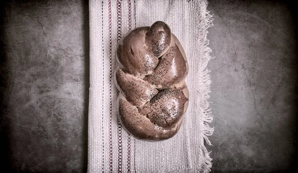 Guardanapo Linho Pão Branco Forma Uma Trança Com Sementes Papoula — Fotografia de Stock