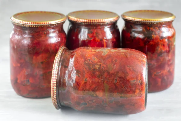 家庭の保存 ガラス瓶 ビート トマトで缶詰 玉ねぎ ボルシチを調理するためのニンジン 金属製の蓋で閉じます 正面図 — ストック写真