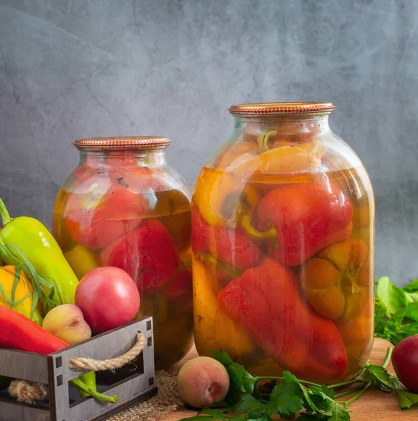 Glasburkar Konserverad Paprika Bredvid Låda Paprika Och Andra Grönsaker Framifrån — Stockfoto
