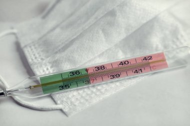 Termometre koronavirüs enfeksiyonu için yüksek sıcaklık gösteriyor.