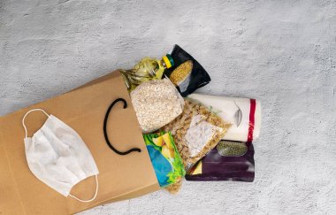 Koronavirüs enfeksiyonu için izolasyon sırasında bir dizi ürün.