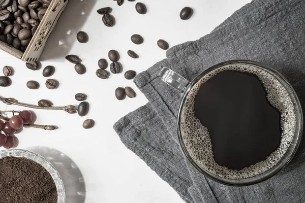 테이블 위에 놓인 컵 안의 검은 커피 — 스톡 사진