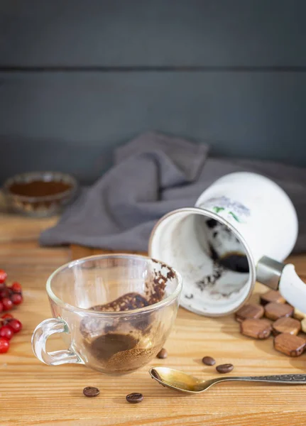 Uma xícara de café sujo e um pires e uma caneca de café. — Fotografia de Stock