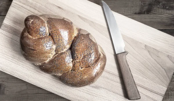 Pão Branco Com Uma Crosta Crocante Polvilhado Com Sementes Papoula — Fotografia de Stock
