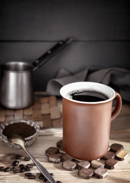 Столе Салфетке Чашка Черного Кофе Рядом Кофейными Зёрнами Молотый Кофе — стоковое фото