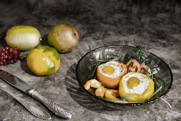 Στο Τραπέζι Πάνω Πιάτα Ψήνονται Στο Φούρνο Πιπεριές Ένα Αυγό — Φωτογραφία Αρχείου