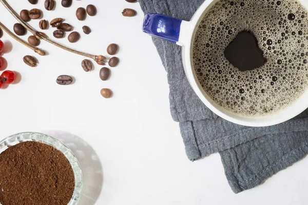 Asztalon Egy Szalvétán Van Egy Csésze Fekete Kávé Kávébab Frissen — Stock Fotó