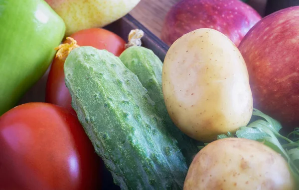 Świeże warzywa i owoce w małym pudełku — Zdjęcie stockowe