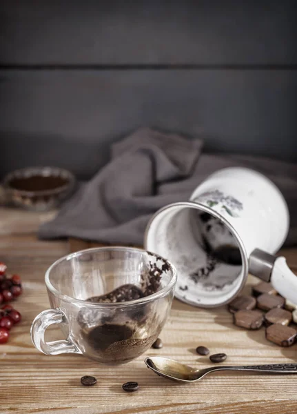 Грязная чашка кофе, блюдце и кофейная кружка. — стоковое фото