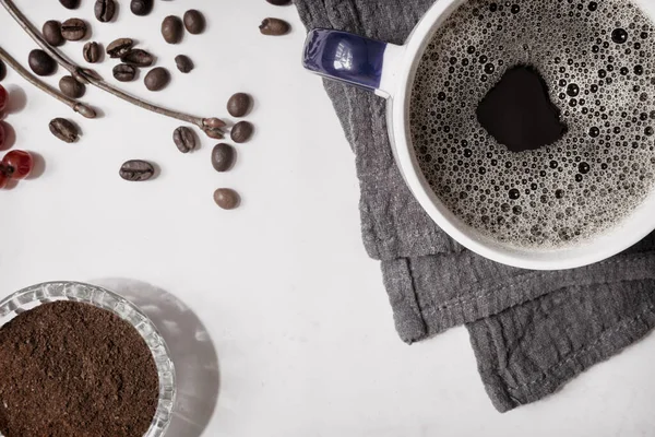 Fekete kávé egy csészével az asztalon — Stock Fotó