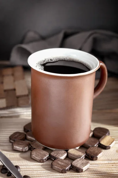 Café preto em uma xícara na mesa — Fotografia de Stock