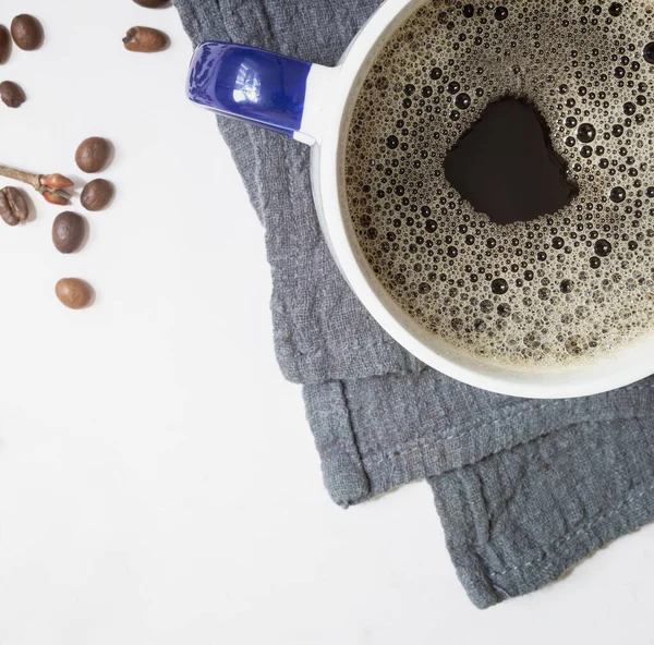 Szalvétán Egy Csésze Fekete Kávé Van Kávébab Mellett Felülnézet Közelkép — Stock Fotó