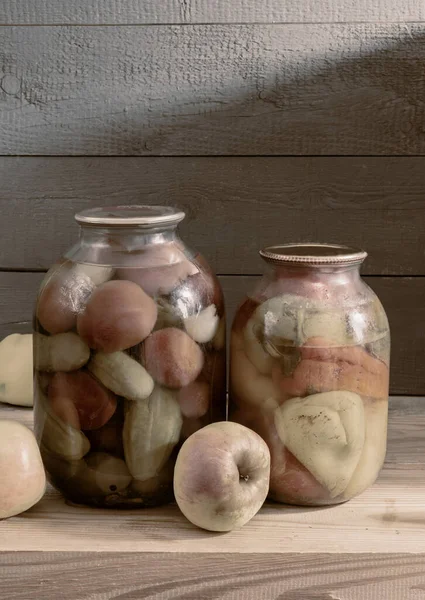 Een Plank Kelder Staan Twee Glazen Potten Met Tomaten Blik — Stockfoto