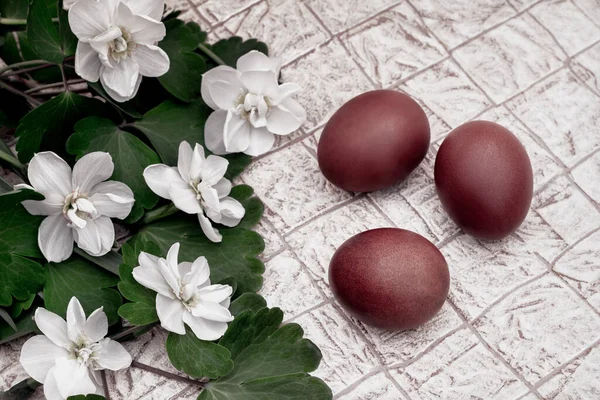 Mesa Junto Los Narcisos Florecientes Hay Tres Huevos Rojos Pascua —  Fotos de Stock
