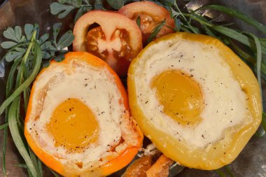 Biberin içinde yumurta ve kavrulmuş dolma biber.