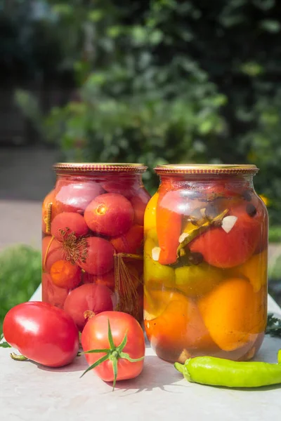 유리병에 든 통조림 토마토와 고추. — 스톡 사진