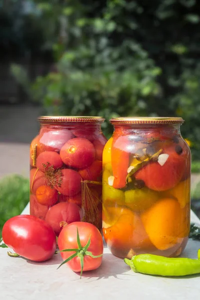 Tomates et poivrons en conserve dans des pots en verre. — Photo