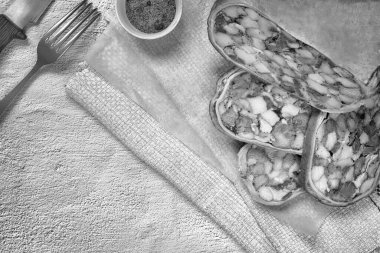 Sebze ve taze salatalıkların yanında et ve domuz pastırması midesi ile doldurulmuş lezzetli et aperatifi tabağının üzerinde. Üst görünüm, kopyalama alanı, düz uzanma