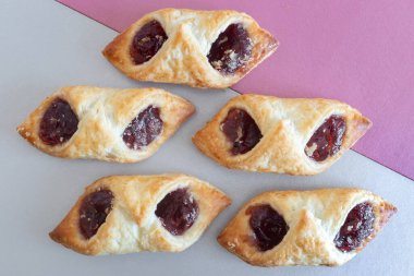 Ahududu reçelli lezzetli poğaça kurabiyeleri