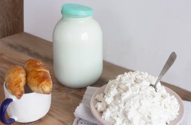 Köy kahvaltısı: süt, süzme peynir ve turta.