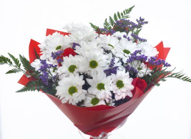 Kırmızı güllü beyaz kasımpatı buketi