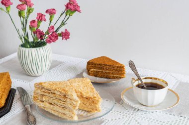 Kafeinsiz sıcak hindiba ve kek..