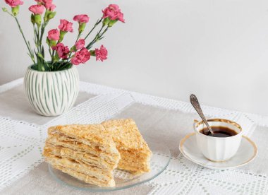 Kafeinsiz sıcak hindiba ve kek..