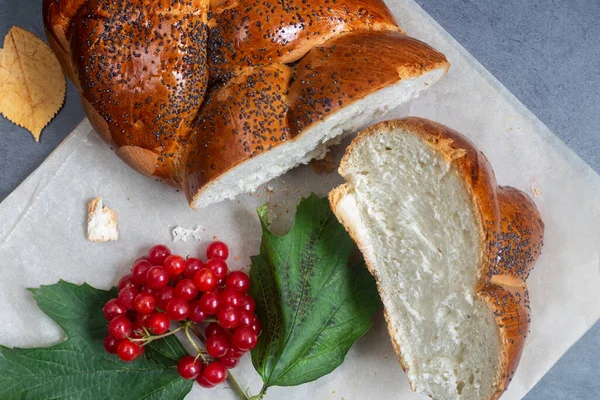 Нарізаний хліб з білого хліба на столі — стокове фото