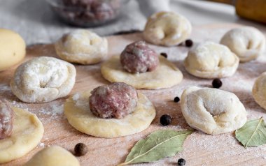 Üretimleri için Rus hamur köfteleri ve bileşenleri