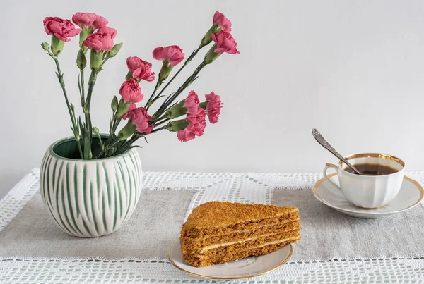 A decaf hot chicory drink and a cake. — Stock Photo, Image