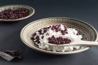 Frenk üzümlü lezzetli süzme peynir.