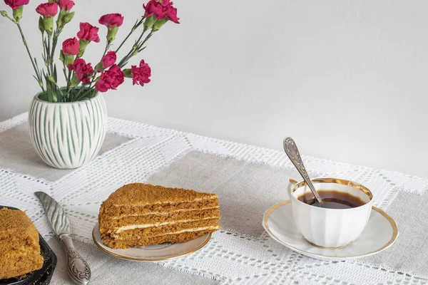 A decaf hot chicory drink and a cake. — 图库照片