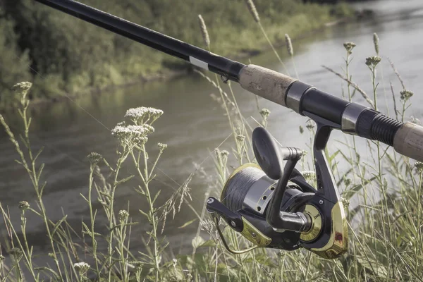 Alimentador - Inglés aparejos de pesca para la captura de peces. — Foto de Stock