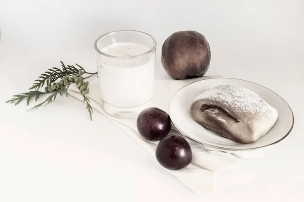 Desayuno saludable: yogur, deliciosos bollos y ciruelas — Foto de Stock