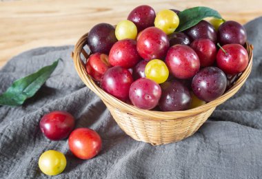 Hasır sepette olgun erikler.