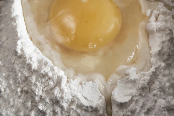 Борошні Зламане Сире Яйце Жовтком Подальшого Приготування Тіста Представлено Крупним — стокове фото