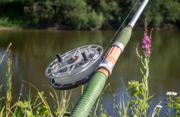 Aparejos de pesca para capturar peces en el río. — Foto de Stock